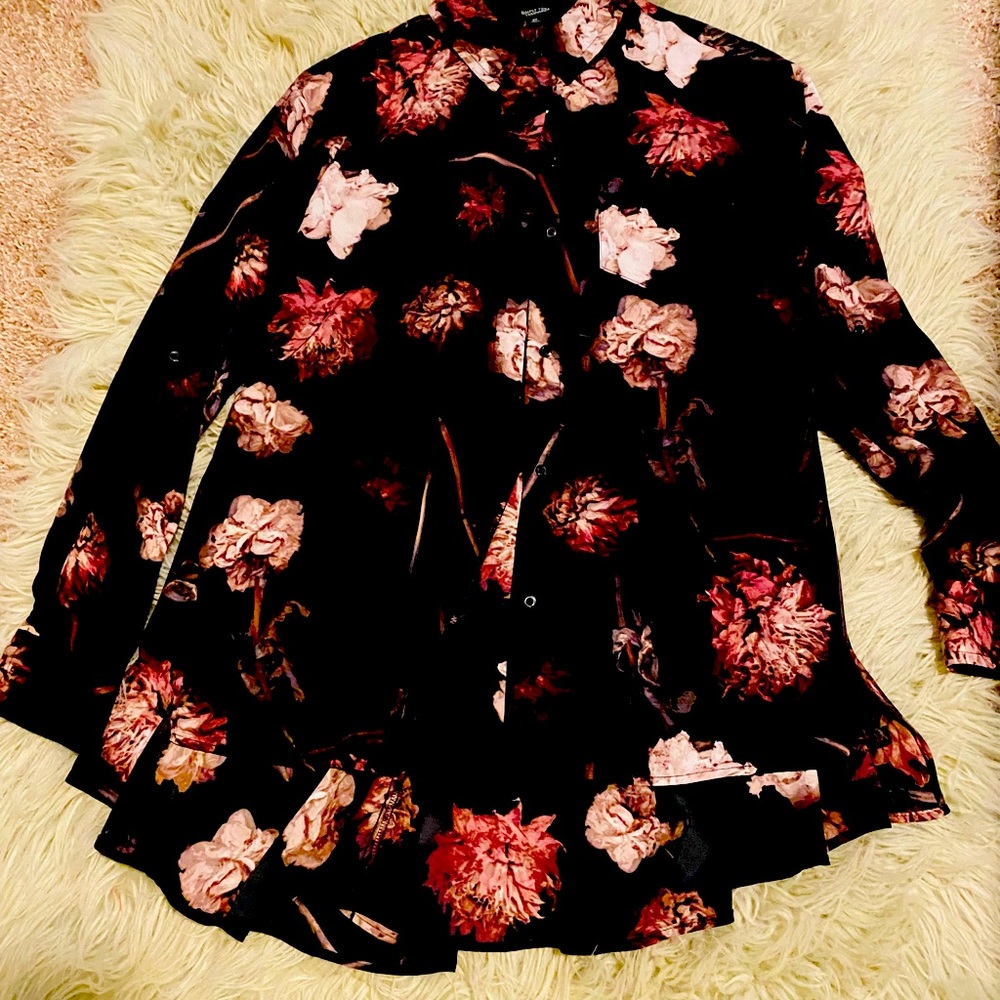 Black with beige , burgundy, flowers blouse size XS, it fits a S size as well